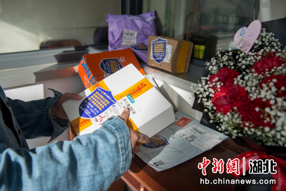 群眾收到貼有“反詐貼紙”的包裹 群眾收到貼有“反詐貼紙”的包裹