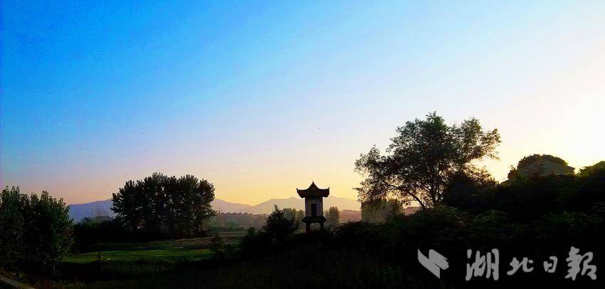 所求不過(guò)是，日出相伴，日落相隨。