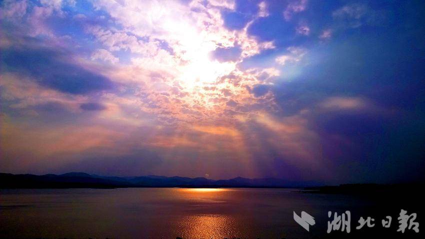 總有一片晚霞會(huì)經(jīng)過(guò)你的頭上，也總有一個(gè)人會(huì)愛(ài)你一場(chǎng)