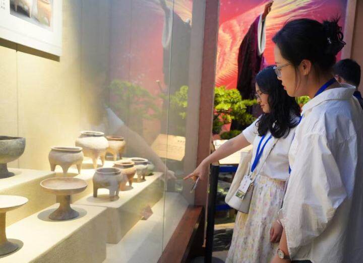 與會代表走進(jìn)南漳縣博物館 (李杰 攝）