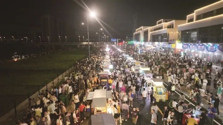 “農(nóng)博匯?京山里”夜市現(xiàn)場(chǎng)。侯慶保 攝