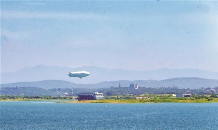 “祥云”AS700載人飛艇在漳河上空翱翔。? ? 本報資料圖片