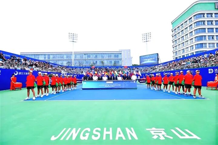 2025京山網(wǎng)球公開賽開幕，吸引眾多網(wǎng)球愛好者前往觀看。