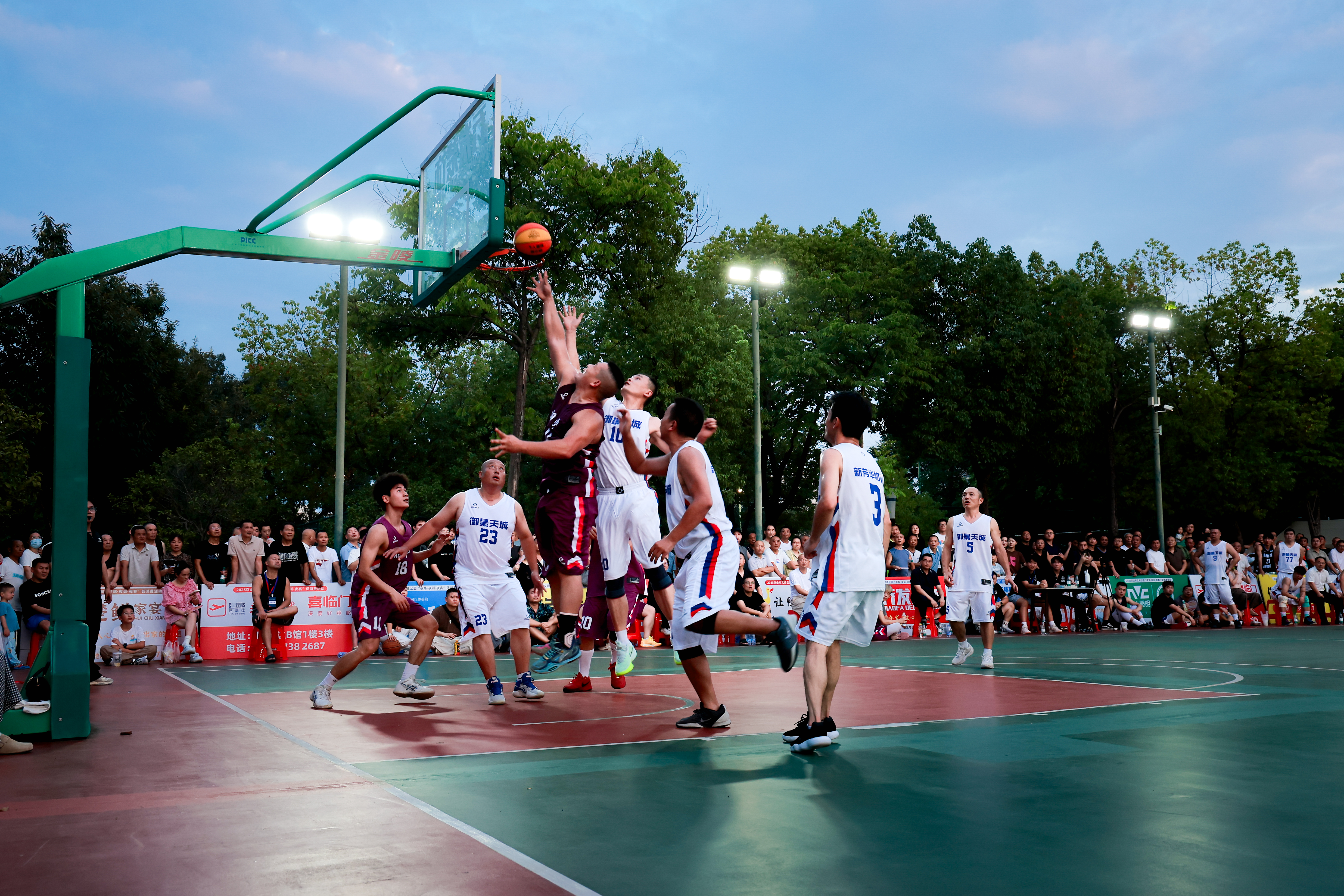 京山市文峰公園“夜煉·夜訓(xùn)夜賽”促消費(fèi)活動(dòng)2025年京山市飛人體育·喬發(fā)裝飾杯男子籃球賽(楊海燕攝) 京山市文峰公園“夜煉·夜訓(xùn)夜賽”促消費(fèi)活動(dòng)2025年京山市飛人體育·喬發(fā)裝飾杯男子籃球賽(楊海燕攝)